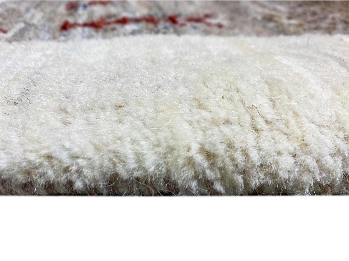 Gabbeh-Läuferteppich mit hellem Flor und feinen, dunkleren Faserverläufen