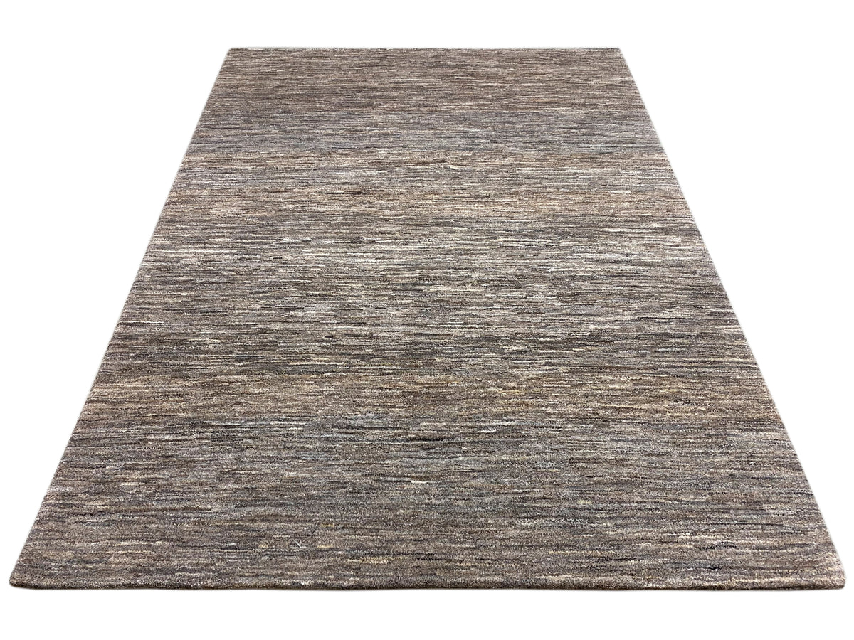 Teppich 243x168 mit flächigem Grau-Braun Muster und feiner, gleichmäßiger Struktur.