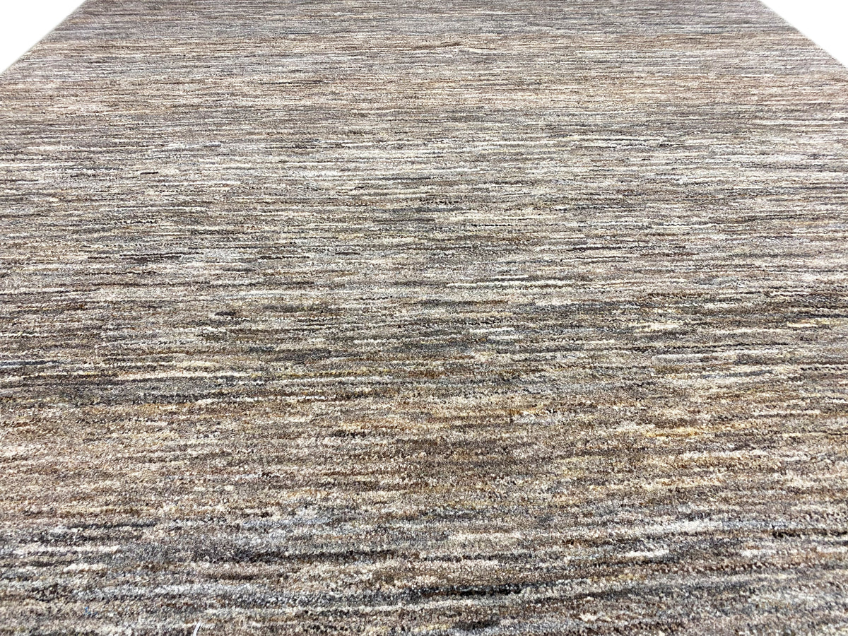 Nahaufnahme: Teppich 243x168 mit meliertem Grau-Braun Linienbild und feiner Florstruktur.