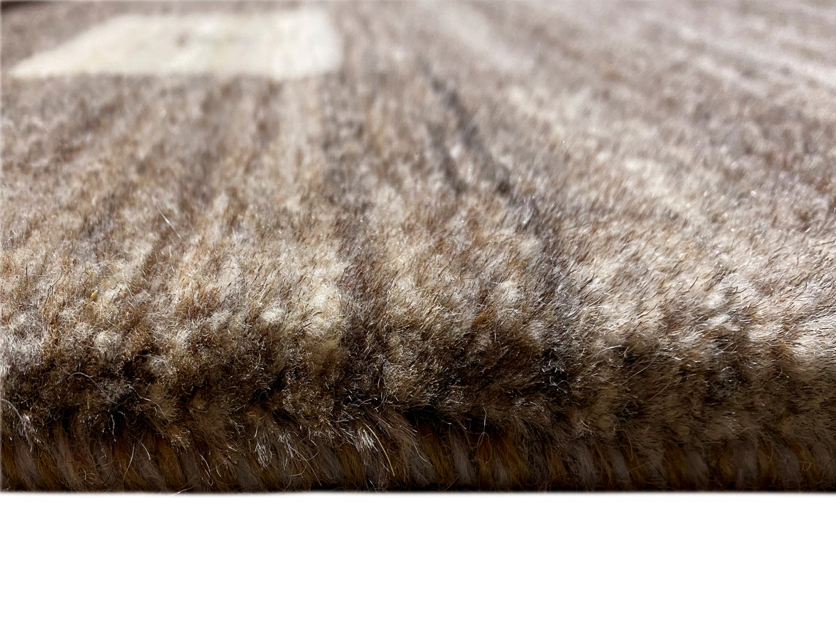 Kurzflor-Oberfläche eines Gabbeh Teppichs in beigem Grau, detailreicher Flor