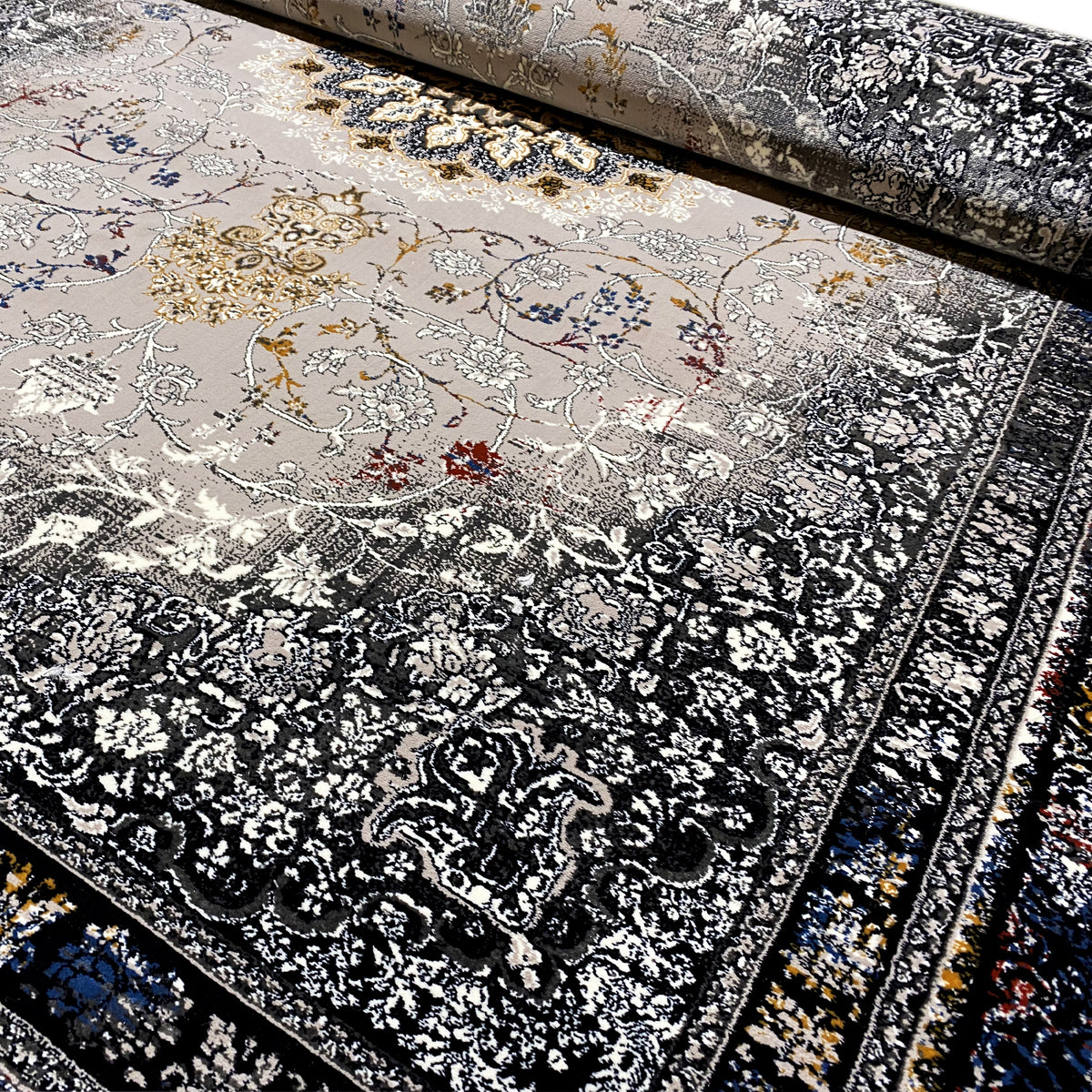 Teppichdetail mit Medaillon, schwarz-dunkelblaue Bordüre, beiger Grund, feine Ornamente