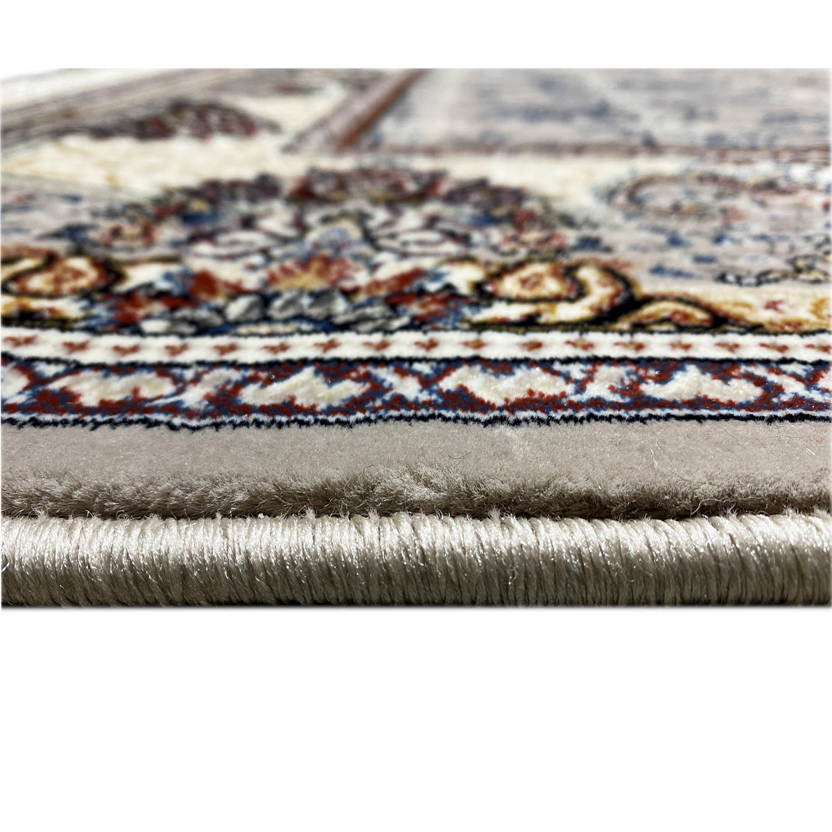 Teppichrand mit kurzen Fransen und farbigen Zierlinien entlang der Bordüre