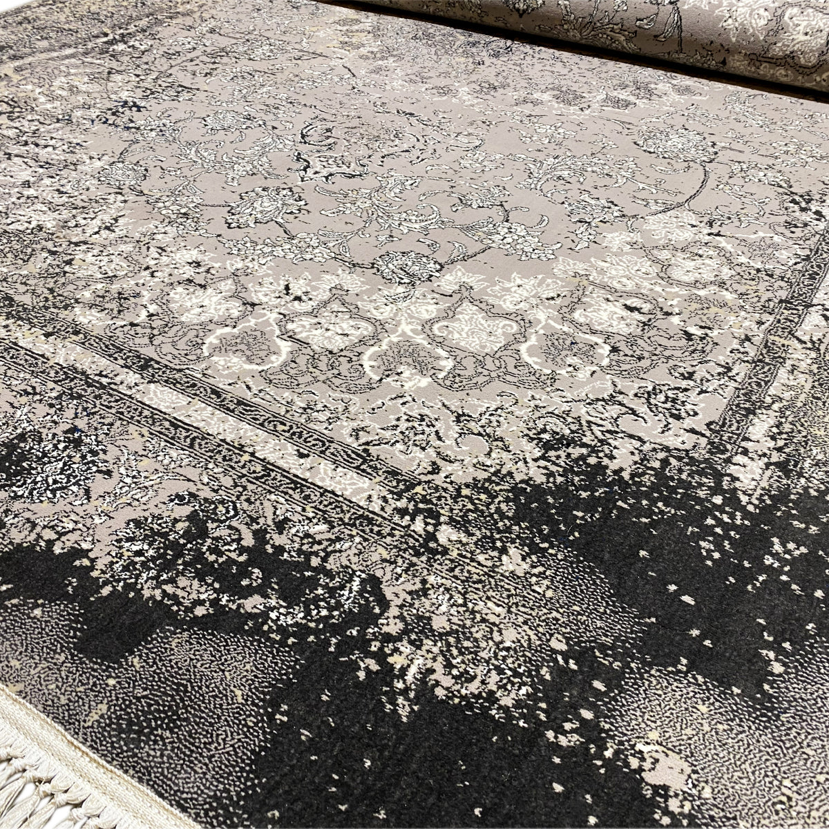 Detailansicht: Vintage-Teppich in Grau mit Ornamentfeld und dunklem Sprenkelrand
