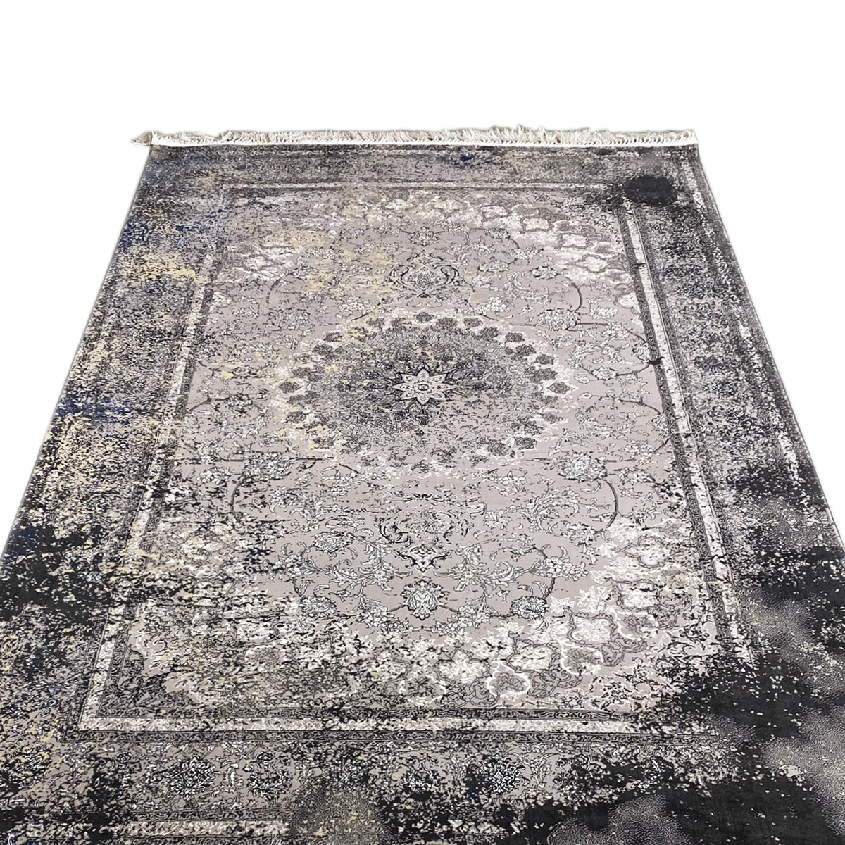 Vintage-Teppich in Grau mit zentralem Ornamentstern, floralen Motiven und Fransen am Rand