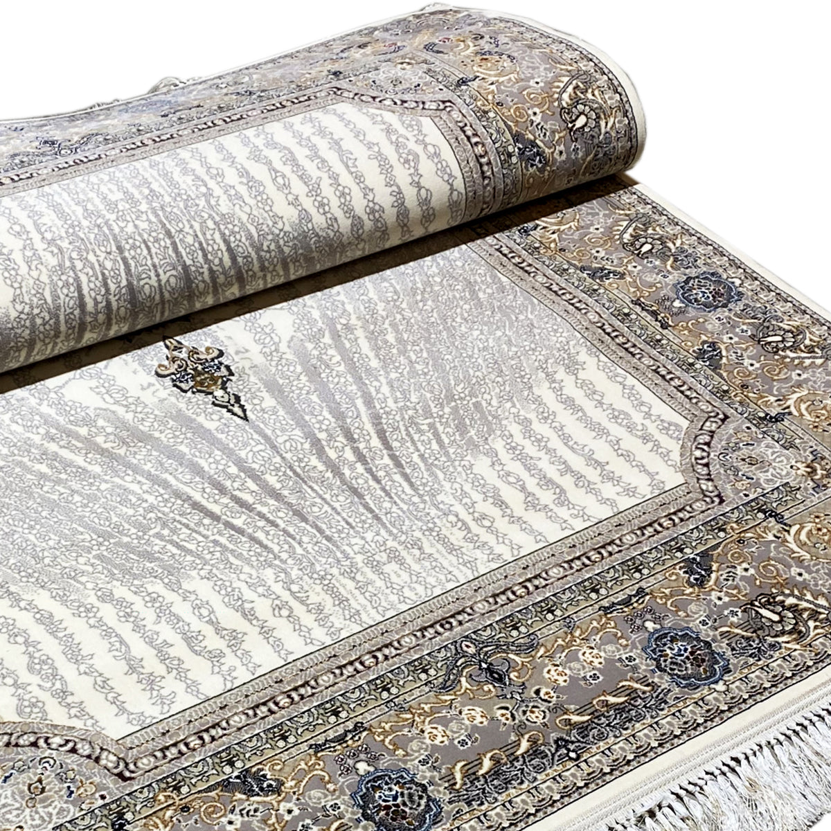 Muster-Teppich Elara 160x230 eingerollt: silberne Fläche mit Bordüren, Fransen sichtbar