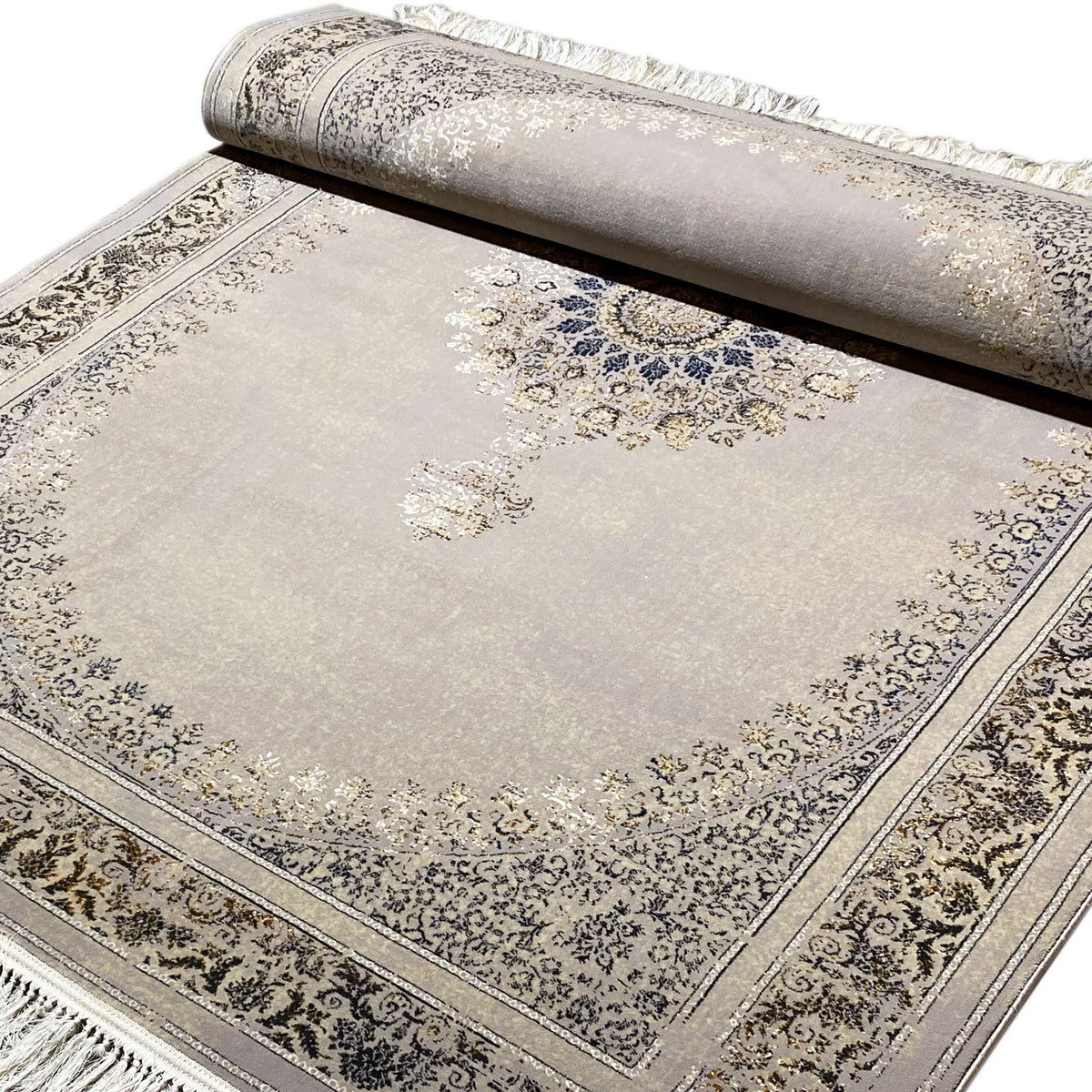 Wiesner Teppich 160x230 cm Detailansicht: eingefasster Bereich mit blauem Medaillon, Fransen sichtbar