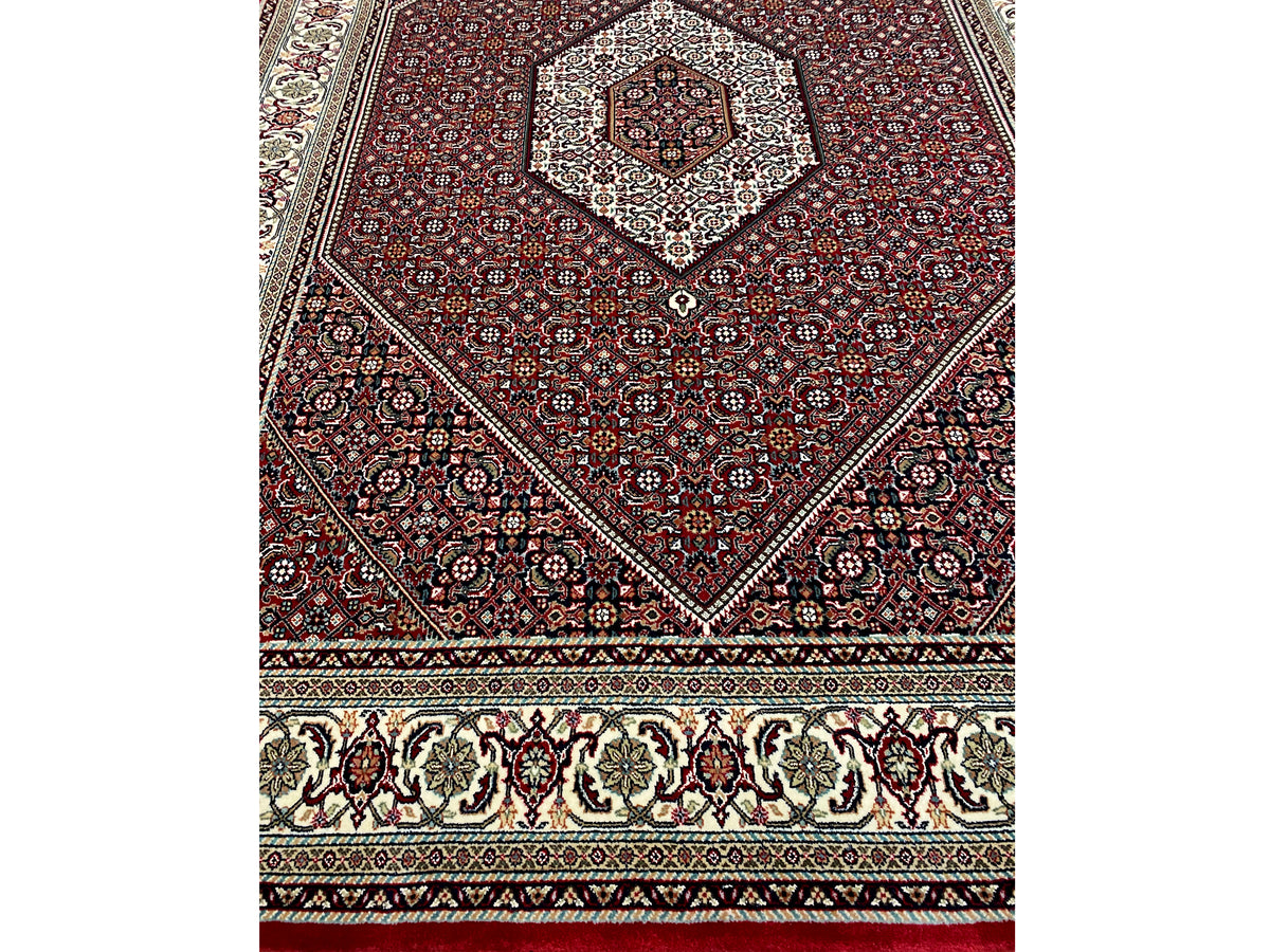 Teppich 244x170 cm Vorderansicht mit rotem Rauten-Design und Bordüre