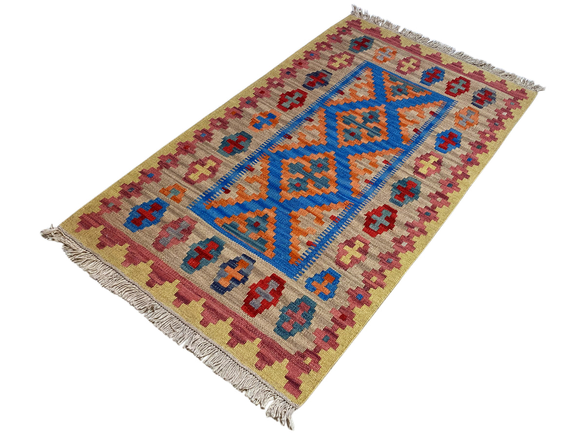 Beiger Kelim-Teppich mit blauem Kreuz- und Ornamentmuster, orange Akzenten und Fransen