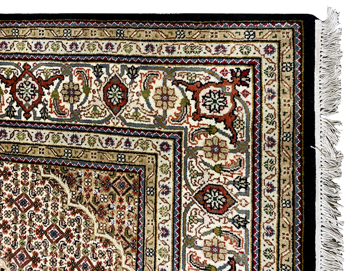 Brauner Indo-Tabriz Teppich Bordürendetail mit bunten Ornamenten und Fransen rechts