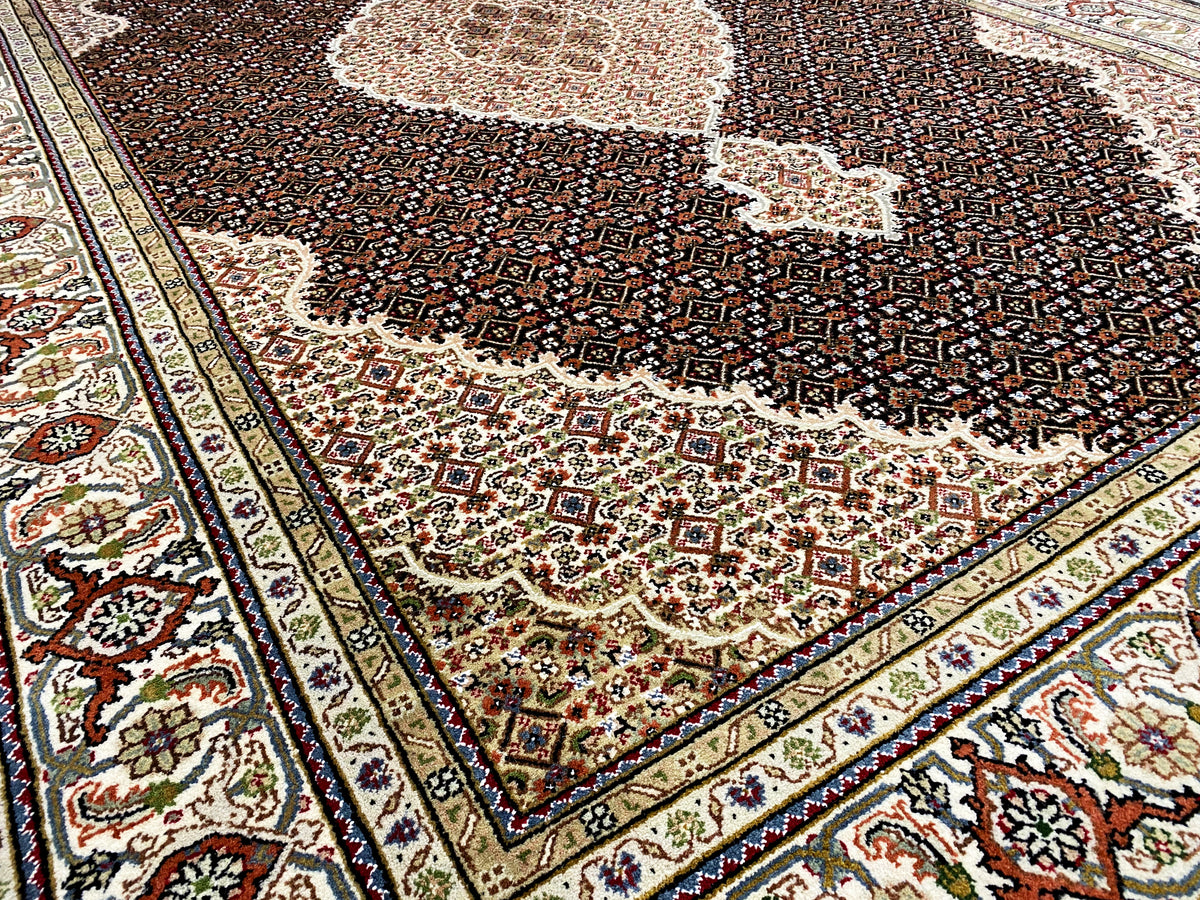Brauner Indo-Tabriz Teppich Nahaufnahme: Randornamente und dunkles Blumenmuster