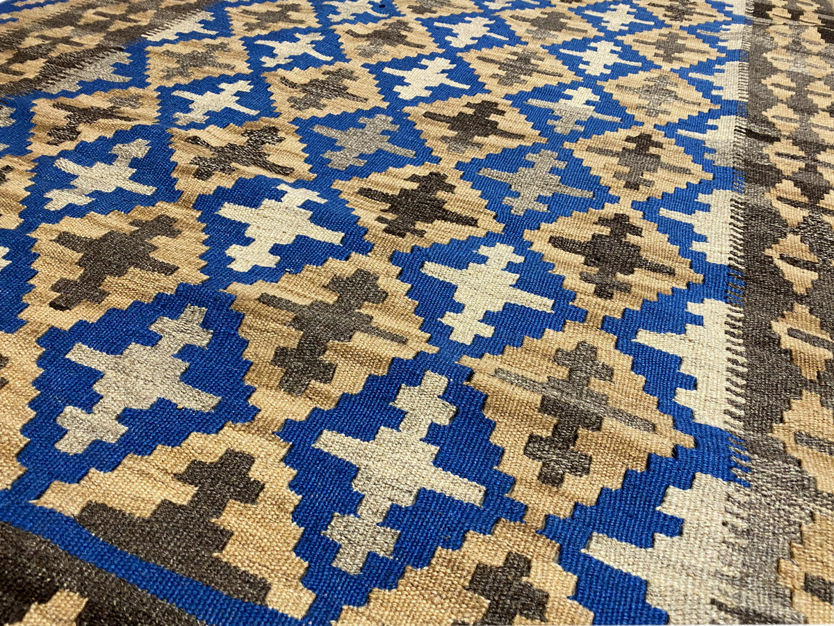Kelim-Teppich mit blau-beigem Zickzack- und Kreuzmuster, webkanten und Fransen