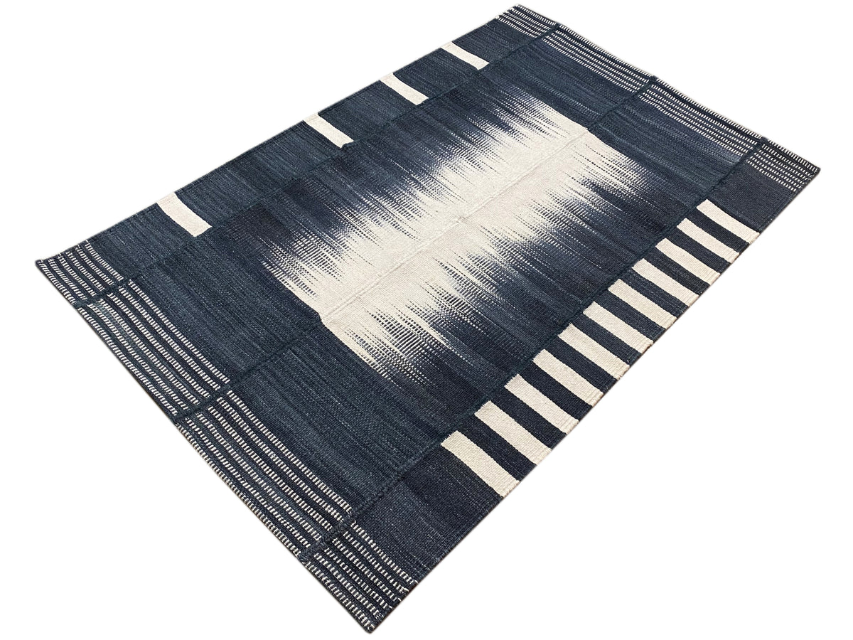 Kelim-Teppich 150x100 cm dunkelblau mit hellem Rechteck im Streifenrahmen