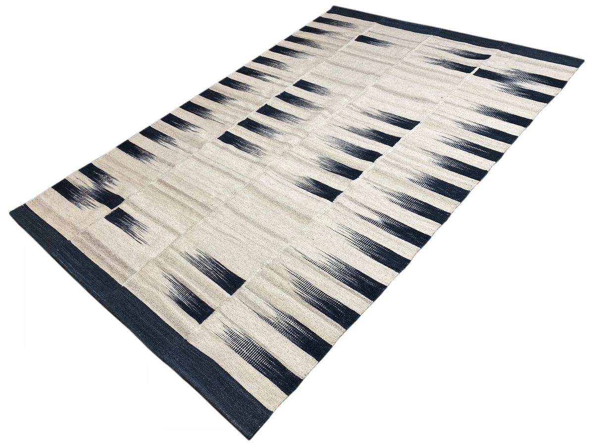 Kelim-Teppich 170x240 cm schräg liegend, creme Grund mit dunkelblauen Musterstreifen