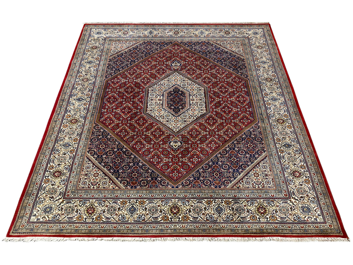 Teppich mit rotem Herz-/Medaillon-Motiv und mehrfarbigen Ornamentbordüren