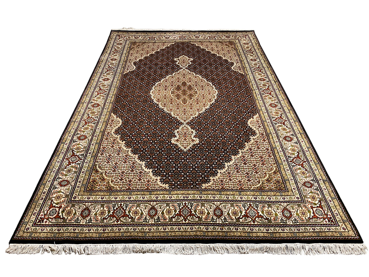 Brauner Indo-Tabriz Teppich mit großem Medaillon und Ornamentbordüre, braun/beige