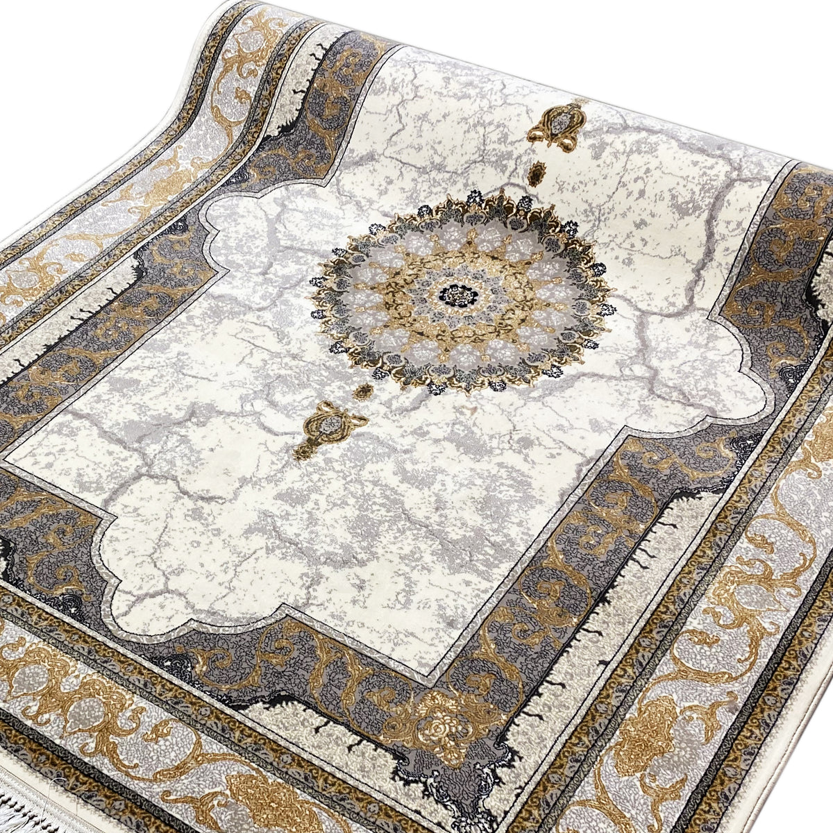 Detailansicht Teppich: cremefarbene Fläche mit goldfarbenem Medaillon, dunkle und goldene Borten.
