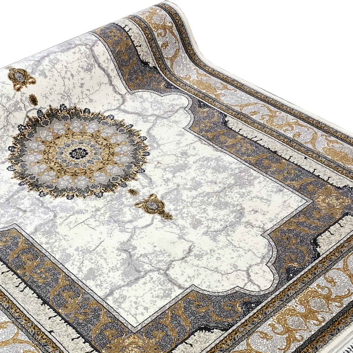 Teppich in Creme und Gold mit zentralem Medaillon, dunklen Akzenten und ornamentalem Rand.