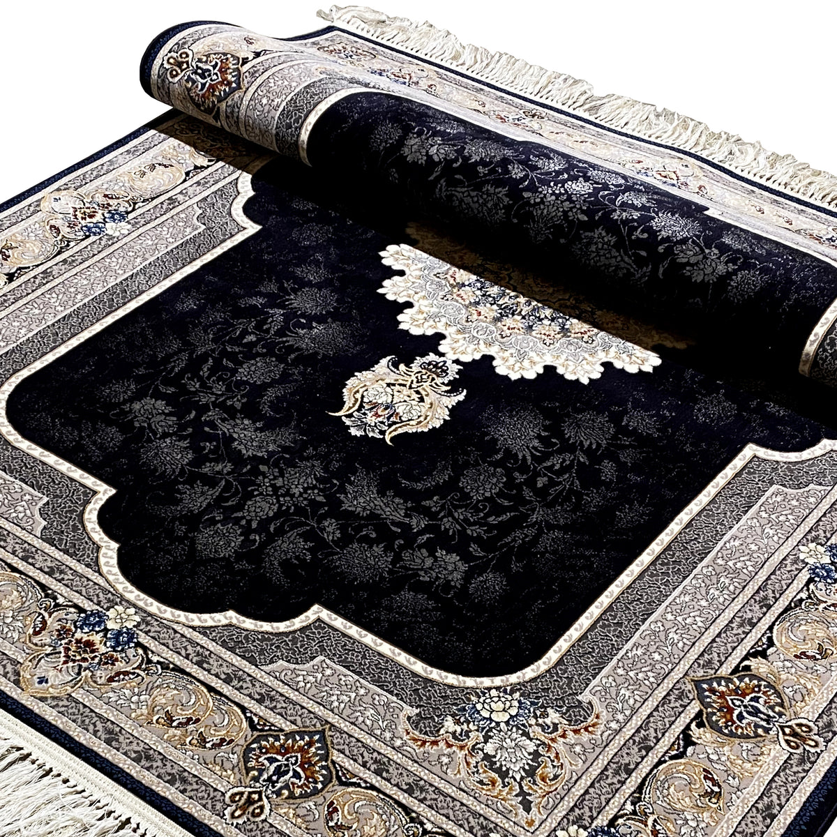 Geknickter Teppich-Ansicht: schwarze Fläche mit Medaillon und floralen Motiven, cremefarbene Bordüre