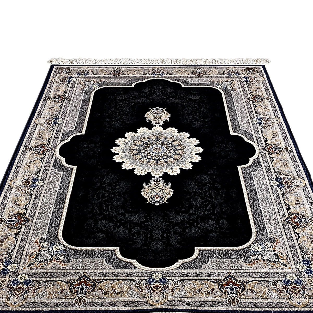 Teppich in voller Ansicht: schwarzer Flor mit großem Mittelornament in Creme, barocker Rand, Fransen