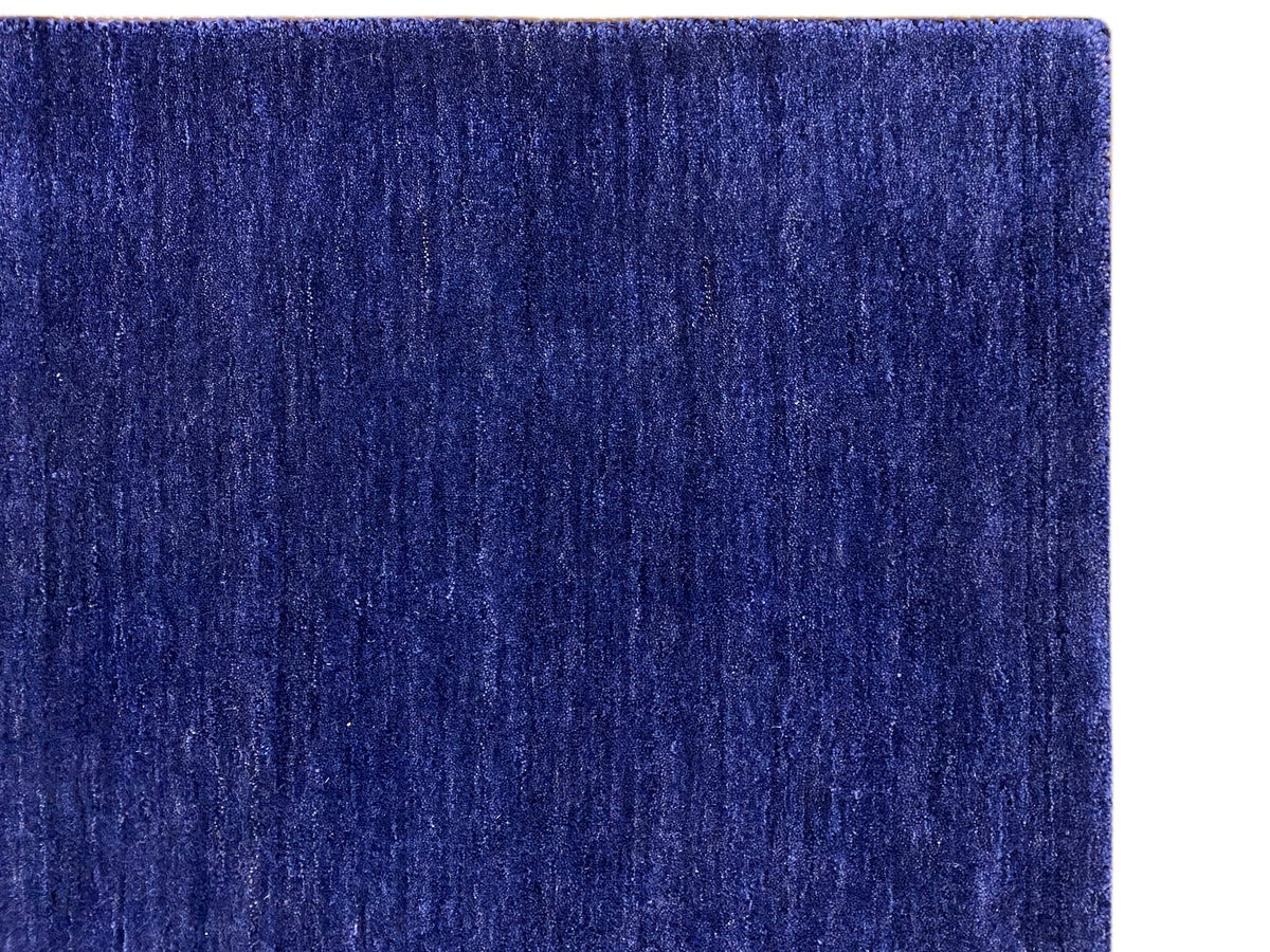Blauer Teppich-Detailansicht: dichte Kurzflorfläche mit feiner, unregelmäßiger Maserung.