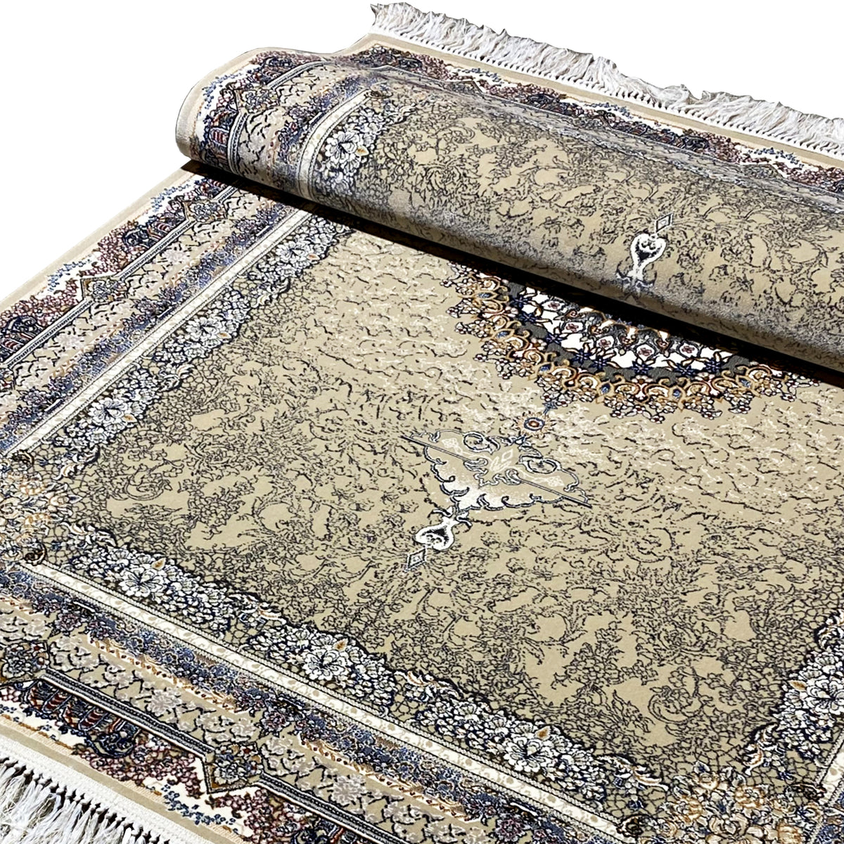 Nahansicht gerollte Teppichkante: beiges Ornamentdesign mit dunkelblauer Bordüre und Fransen