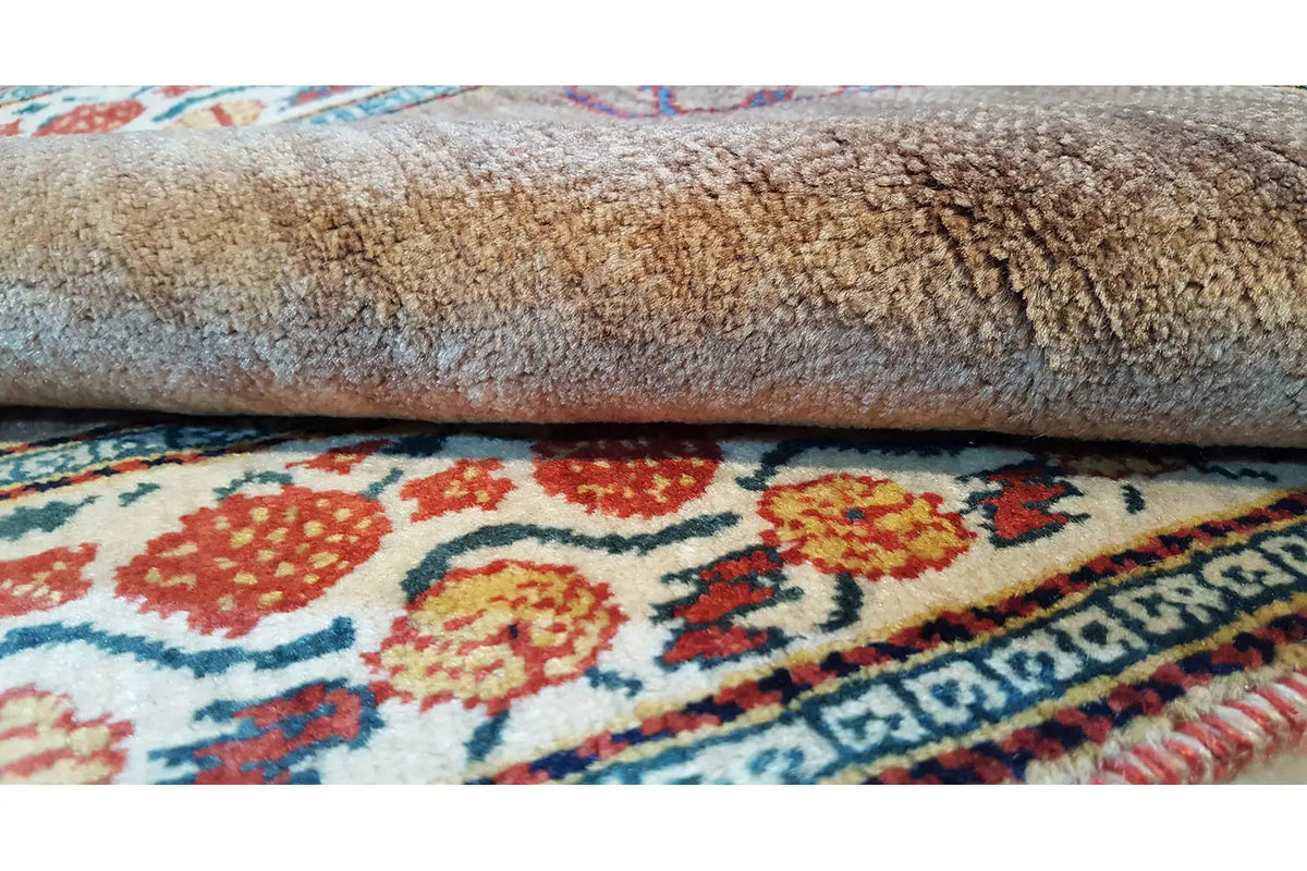 Orientteppich-Rolle mit kurzer Flor-Struktur und sichtbarer Kante