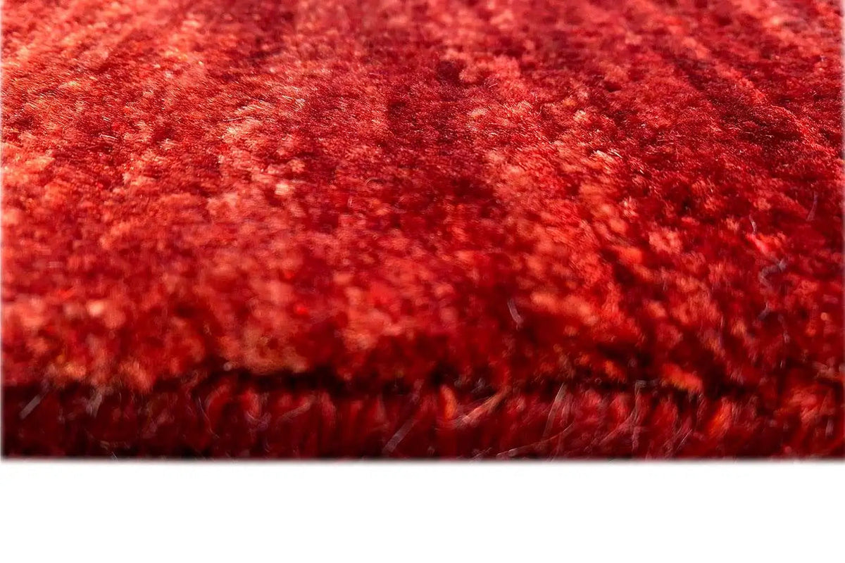 Detailansicht: roter Teppichflor mit dichter, unregelmäßiger Struktur