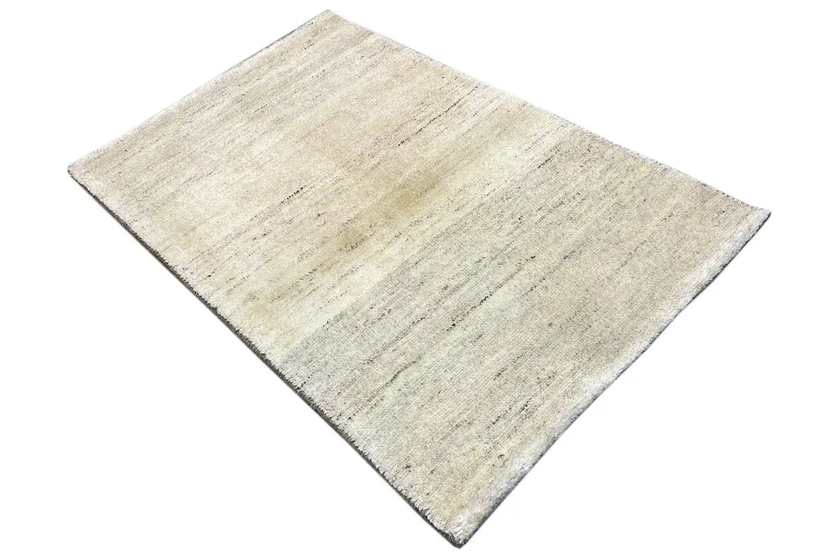 Teppich, hellbeige mit unregelmäßigem Linienmuster und kurzer Kante