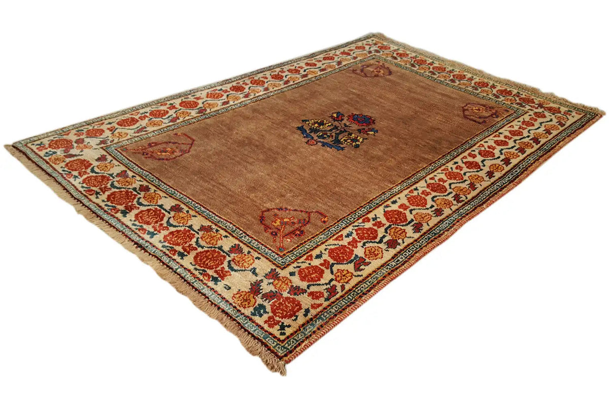 Quadratischer Orientteppich mit braunem Grund, rotem Musterrahmen und Medaillon