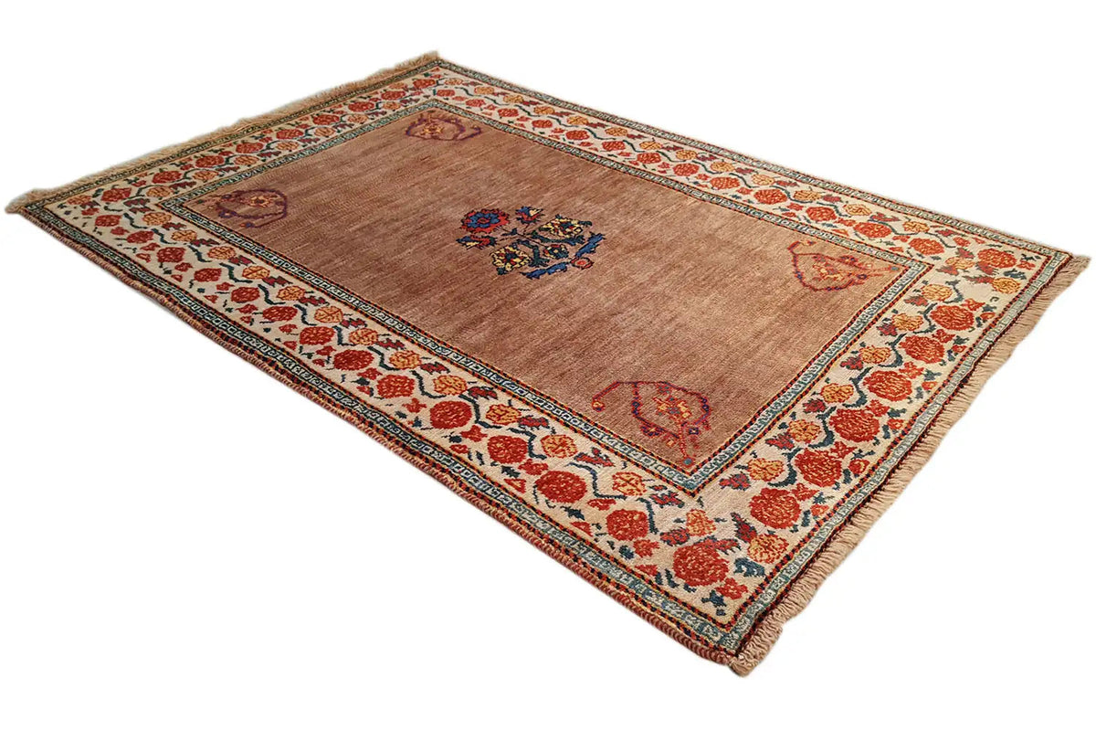 Orientteppich mit braunem Grund, rotem Ornamentrand und zentralem Medaillon