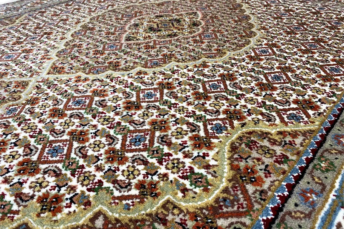 Indo Täbriz Teppich mit Medaillonmuster, mehrfarbig, Nahaufnahme