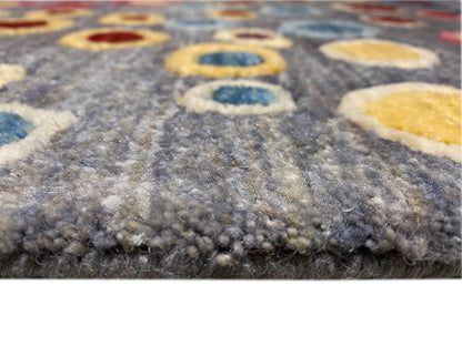 Gabbeh-Luri-Teppich Nahaufnahme der Florstruktur am Rand, grau mit bunten Kreisen