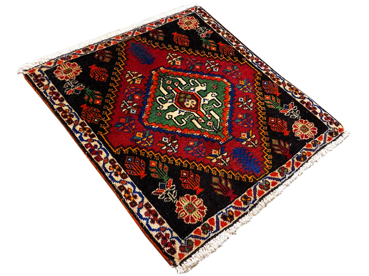 Poshti-Teppich 56x56 cm, schräg gelegt, geometrische Ornamente in Rot, Grün und Blau