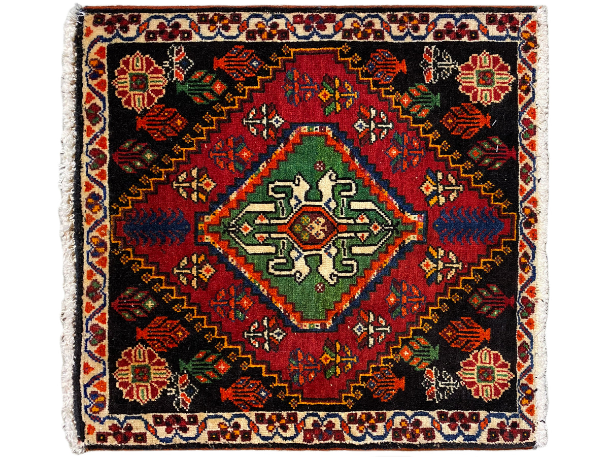 Poshti-Teppich quadratisch mit schwarzem Grund, rotem/ grünem/ blauem Medaillon und Bordüre