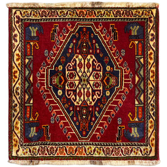 Poshti-Teppich (59×61 cm) mit rotem Flächenmuster, mehrfarbigen Bordüren und Fransen