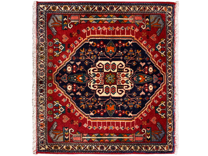 Teppich mit rotem Grund, dunkelblauem Medaillon und mehrfarbiger Bordüre, quadratisch