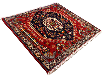 Teppich mit rotem Grund und blauem Ornament-Muster, rechteckig, mit Fransen