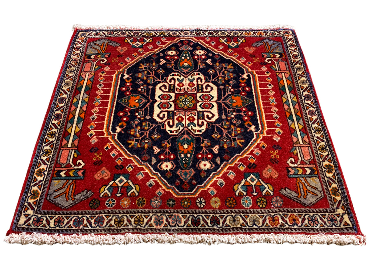 Teppich mit rotem Grund, dunkelblauem Medaillon, symmetrisches Ornament, rechteckig