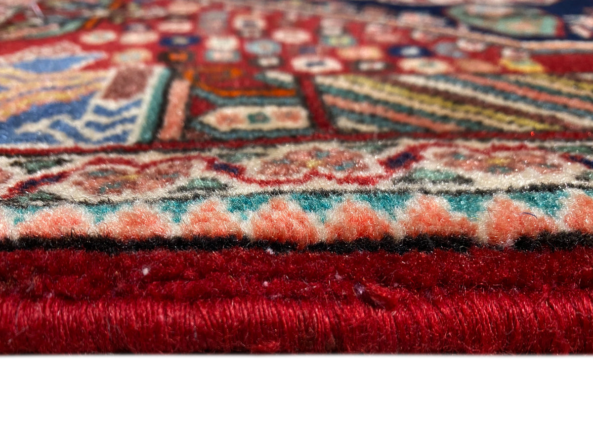 Teppichkante: kurzer Flor am Rand mit rotem Saum und mehrfarbigen Fäden