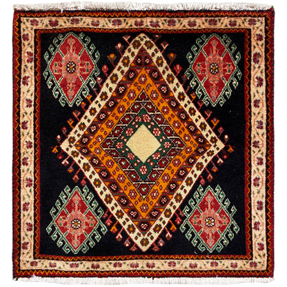 Poshti-Teppich im Viereckformat mit schwarzem Grund, zentralem Rautenmuster und bunten Medaillons