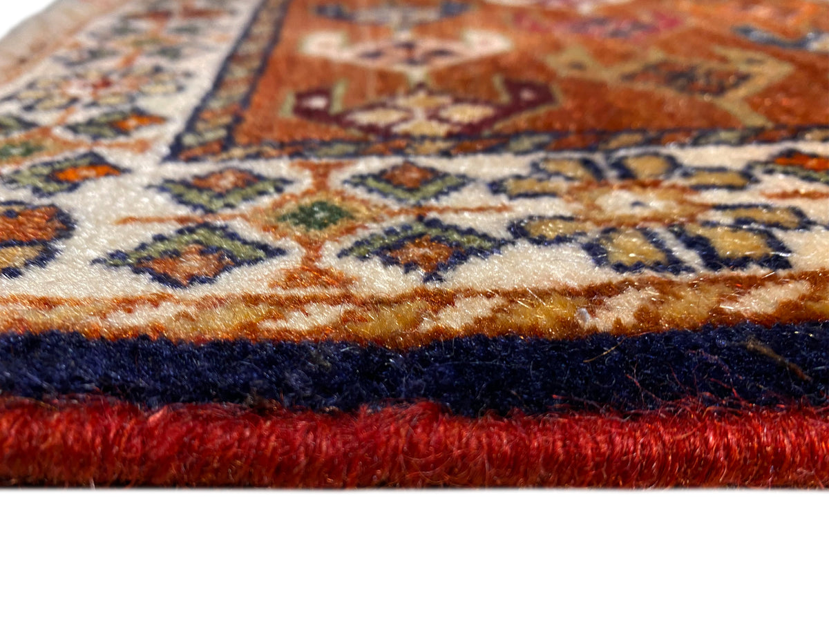 Poshti Teppich 60x55 cm Nahaufnahme: Fransen und mehrfarbiges Webmuster am Rand