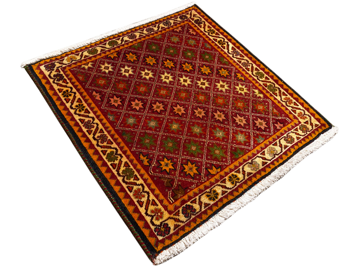 Poshti-Teppich, rechteckig, diagonale Ansicht: rotes Innenfeld mit Sternmustern und Bordüre.