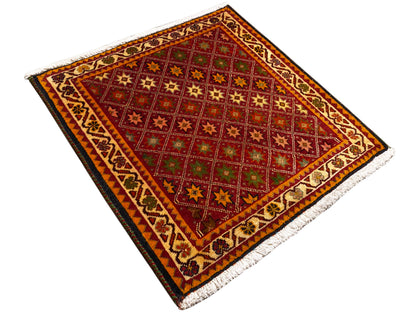 Poshti-Teppich, rechteckig, diagonale Ansicht: rotes Innenfeld mit Sternmustern und Bordüre.
