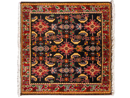 Teppich mit quadratischem Ornamentmuster, schwarz als Basis, Rot-, Gelb- und Grüntöne