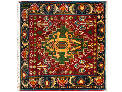Rechteckiger Teppich (67x66 cm) mit rotem Grund und dunkler Randbordüre, geometrischem Muster