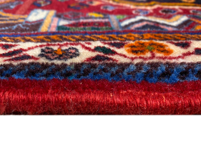 Teppichdetail mit kurzem Flor und roter Unterseite, sichtbare Musterstreifen