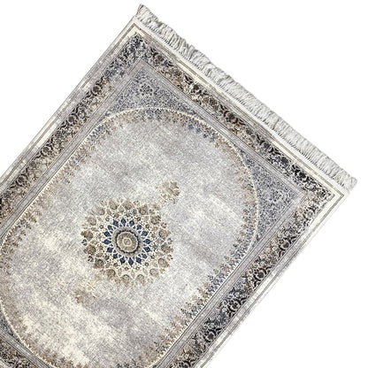 Großer Flächenteppich, 160x230 cm Größe, maschinengefertigt, Hellgrau mit subtilen blauen Akzenten.