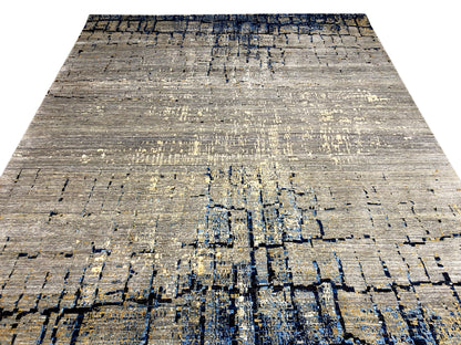 Abstrakter Wohnteppich in Grau-Blau für modernes Interieur