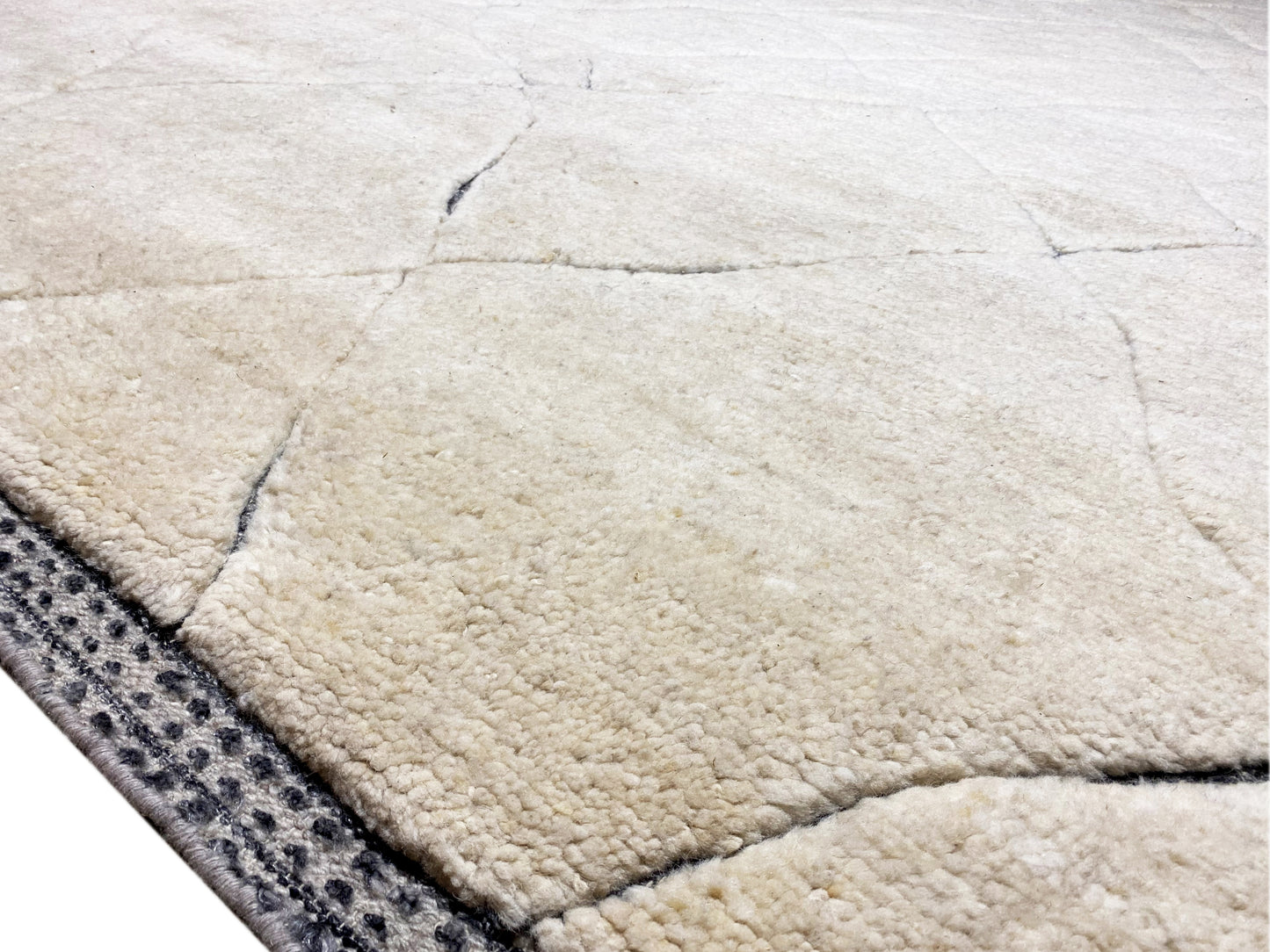 Naturfarbener Berber Wollteppich in ruhigen neutralen Tönen