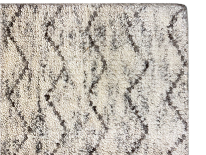 Großer Berberteppich in Creme und Grau für moderne Räume